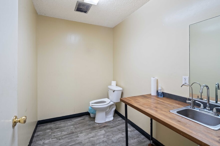 More Photos Of 215 W 15th St, Los Angeles Warehouse For Sale