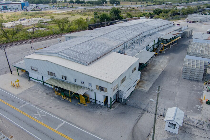 More Photos Of 650 Avenue R SW, Winter Haven Distribution For Sale