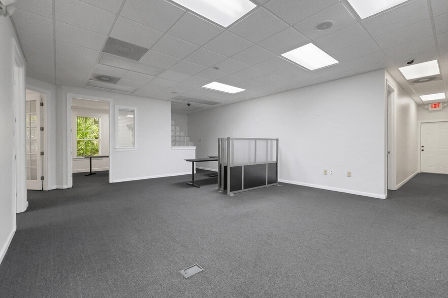 More Photos Of 7700 Square Lake Blvd, Jacksonville Office For Lease
