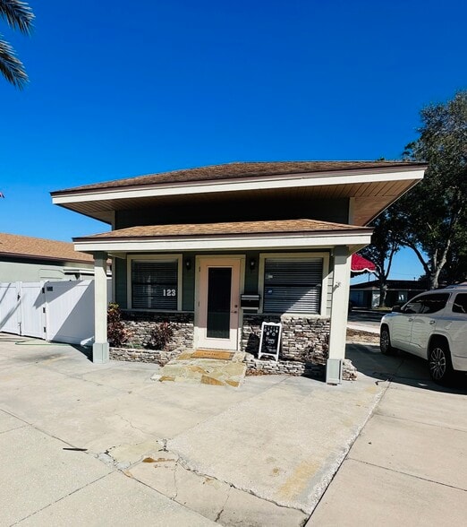 More Photos Of 123 Main St, Auburndale Freestanding For Sale