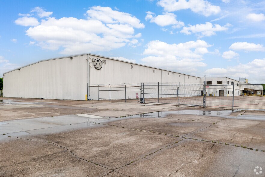 Primary Photo Of 350 Garden Acres Dr, Fort Worth Refrigeration Cold Storage For Lease