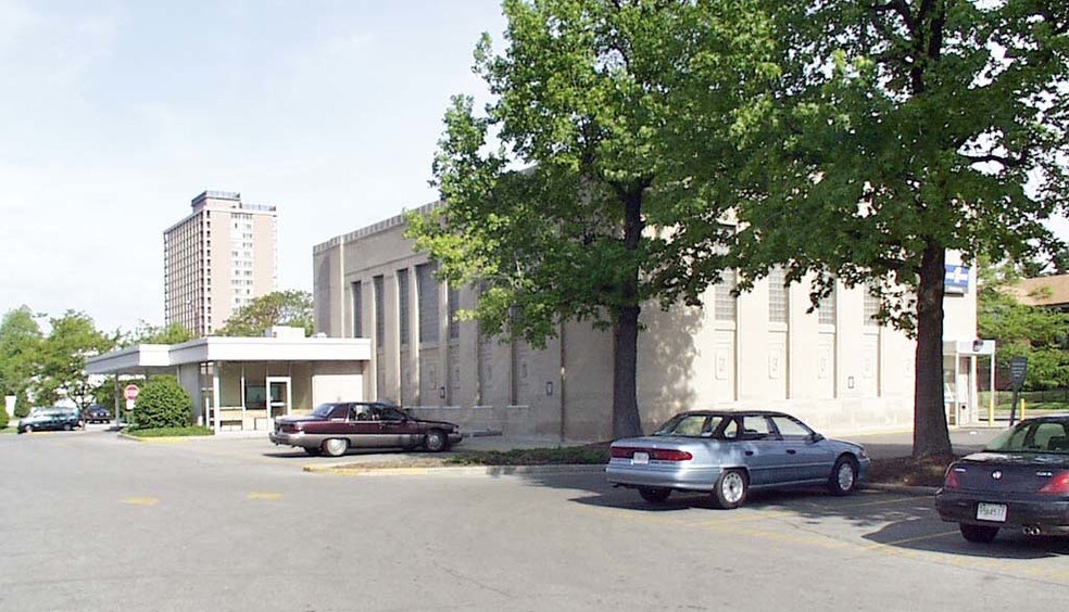 More Photos Of 215 E 38th St, Indianapolis Bank For Lease