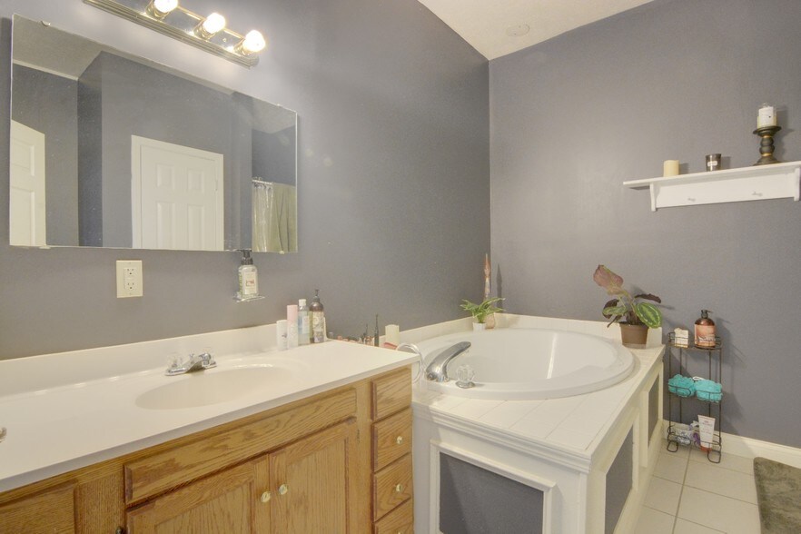 More Photos Of 113 W Mulberry St, Kokomo Storefront Retail Residential For Sale