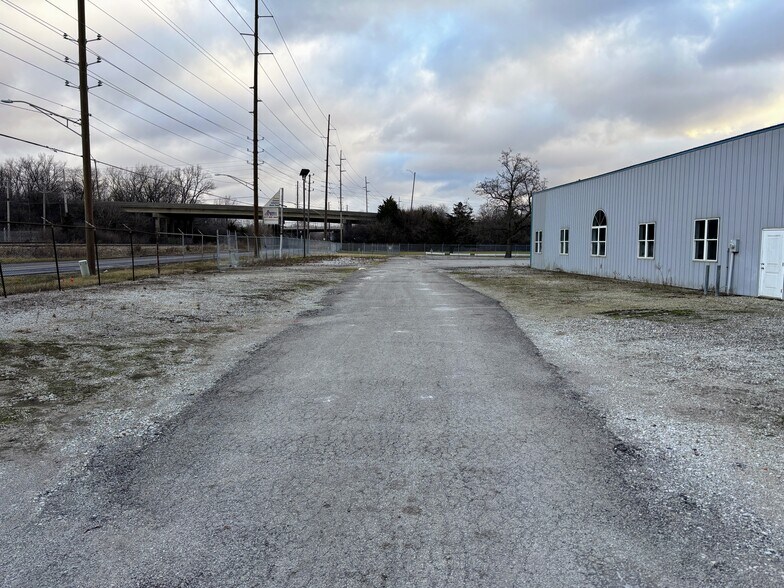 More Photos Of 4979 Massachusetts Ave, Indianapolis Warehouse For Lease