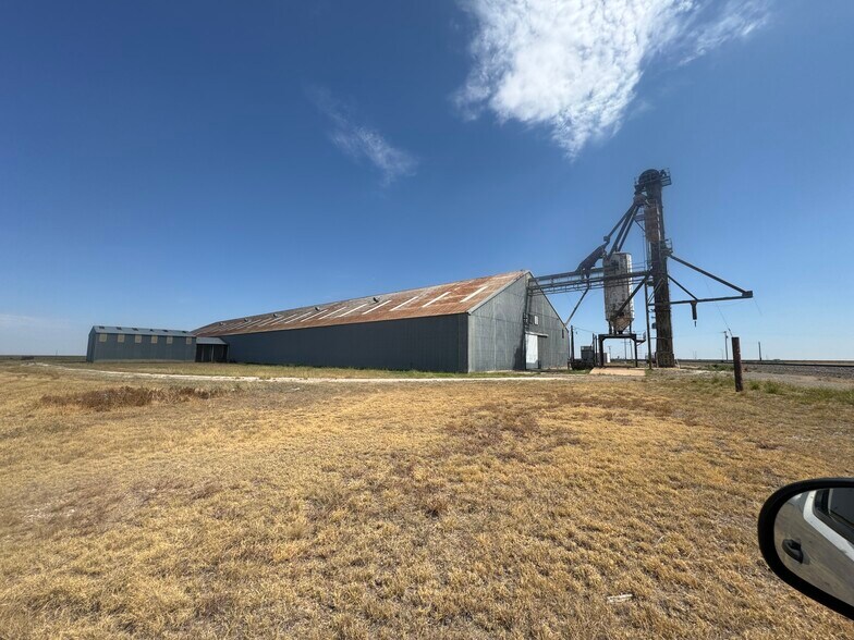 More Photos Of 280 Interstate 27 Service rd, Kress Warehouse For Lease