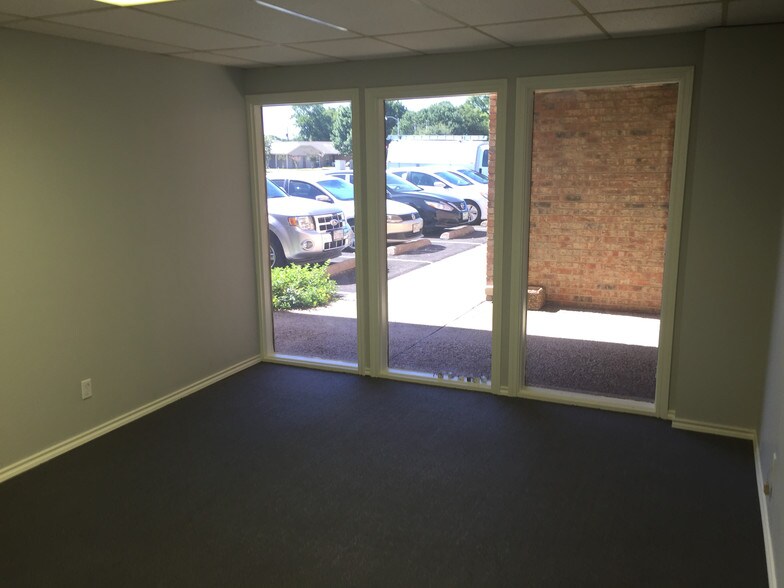 More Photos Of 951 W Pipeline Rd, Hurst Office For Lease