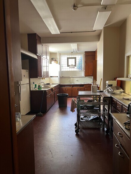 More Photos Of 295 Hudson Pl, Fairview Flex For Sale