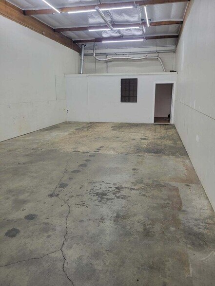 More Photos Of 15406 Cabrito Rd, Van Nuys Warehouse For Lease