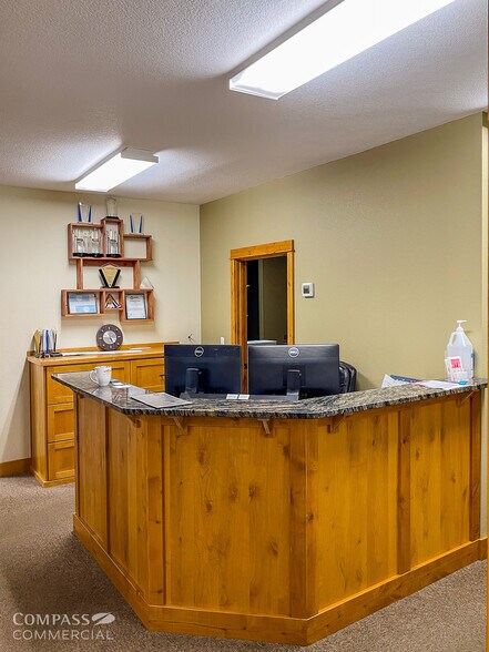 More Photos Of 90 SE Bridgeford Blvd, Bend Warehouse For Sale
