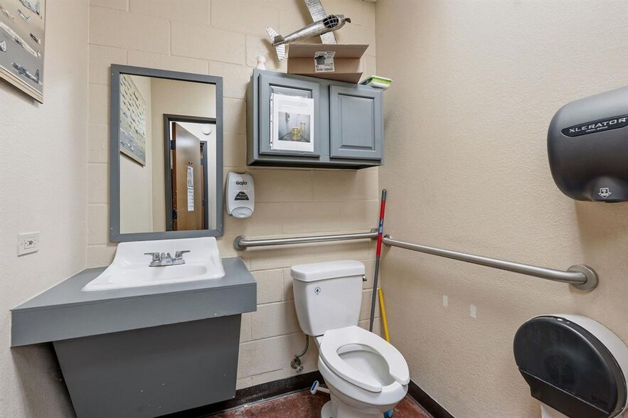 More Photos Of 2100 E Highway 290, Dripping Springs Flex For Lease