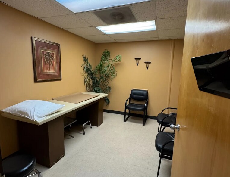 More Photos Of 6715 San Pedro Ave, San Antonio Flex For Sale