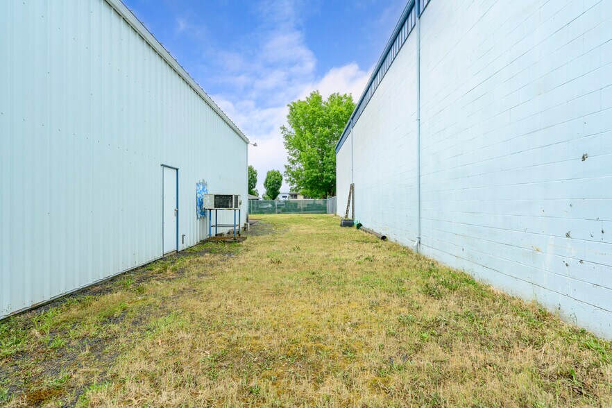 More Photos Of 2710 E Hancock St, Newberg Light Distribution For Lease