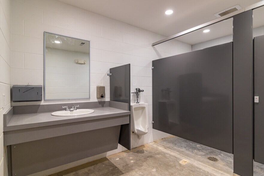 More Photos Of 1750 Airport West Rd, Mansfield Distribution For Sale