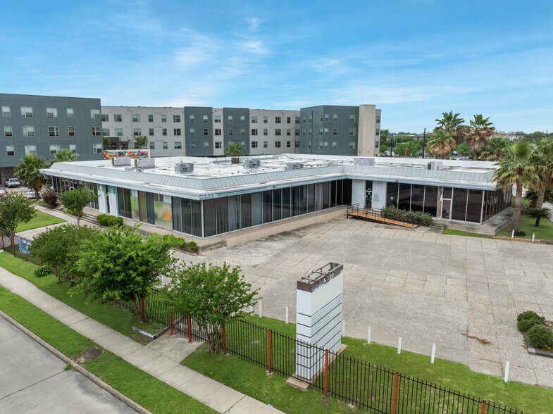 More Photos Of 6430 Hillcroft Ave, Houston Office For Sale