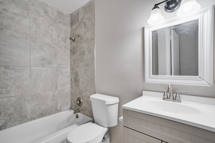 More Photos Of 1947 Ricardo Ave, Fort Myers Apartments For Sale