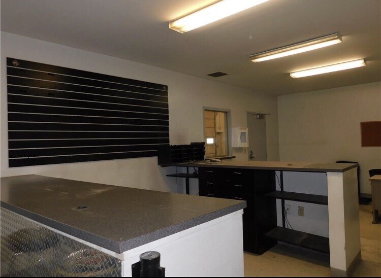 More Photos Of 1116 W County Road 450 N, Brazil Truck Terminal For Lease