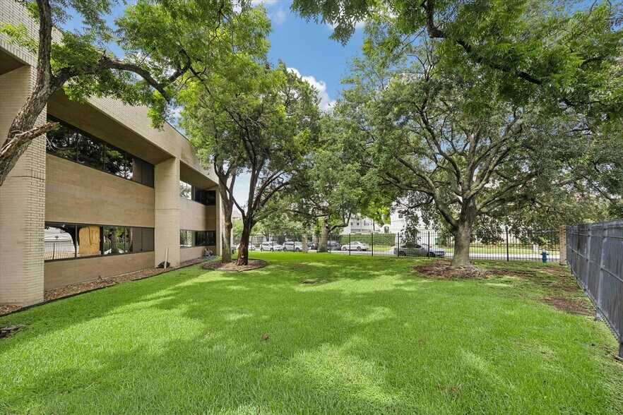 More Photos Of 4625 Lillian St, Houston Office For Lease