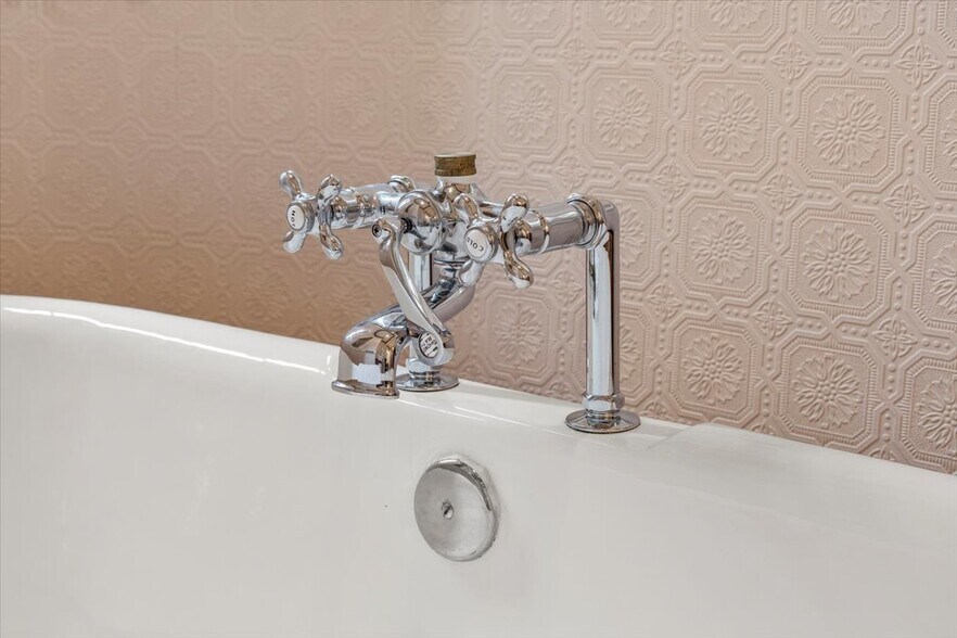 More Photos Of 49 Florida Ave, Amsterdam Hospitality For Sale