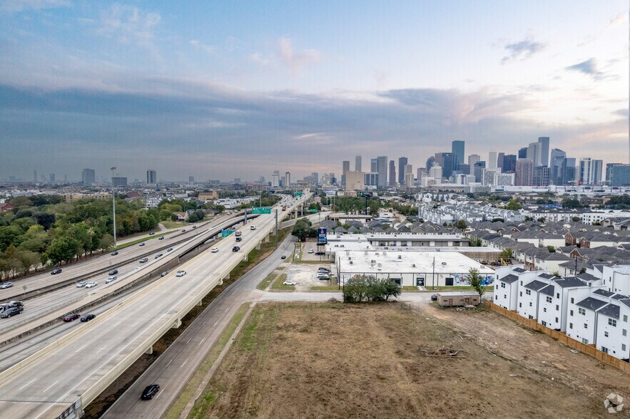 More Photos Of 2955 Gulf Fwy, Houston Health Club For Lease
