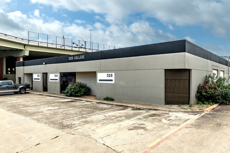 More Photos Of 1225 W College Ave, Carrollton Unknown For Lease