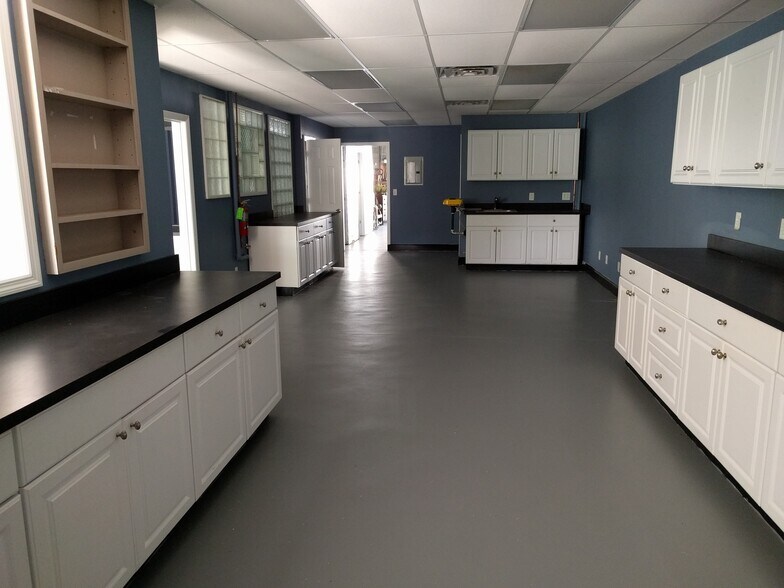 More Photos Of 3081 SE Dominica Ter, Stuart Manufacturing For Lease