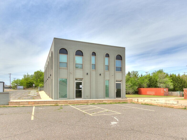 More Photos Of 505 NE 46th St, Oklahoma City Office For Lease