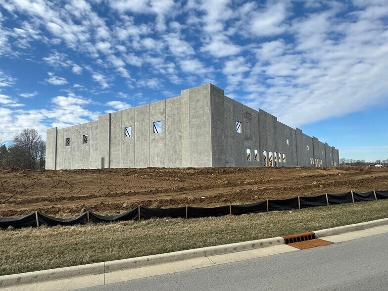 More Photos Of 20340 Grassy Branch Rd, Westfield Warehouse For Lease
