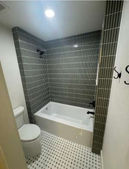 More Photos Of 1105 N Meyer Rd, Seabrook Office For Sale