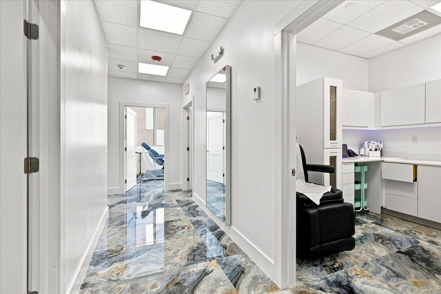 More Photos Of 2920-2950 NE 207th St, Aventura Unknown For Lease