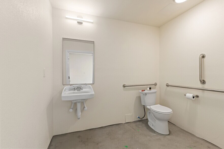 More Photos Of 516 Main St, Longmont Bar For Sale