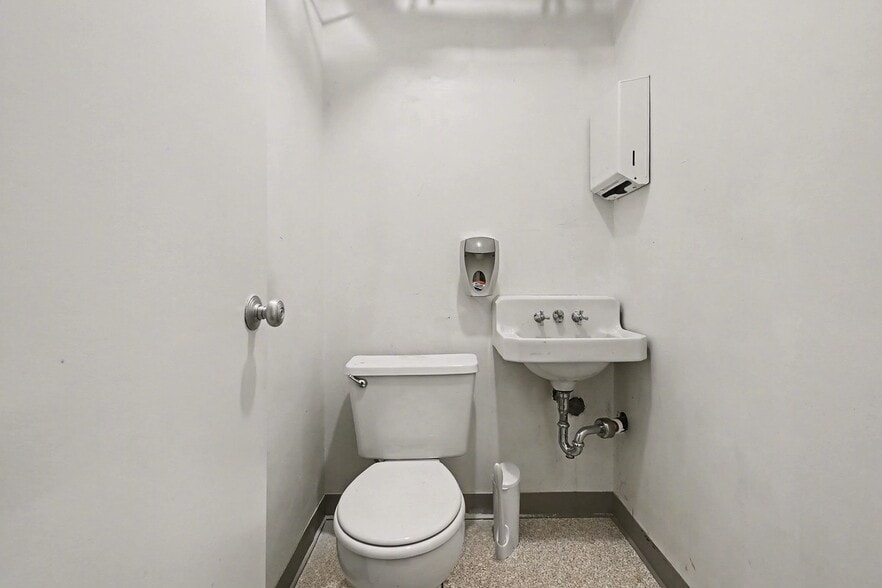 More Photos Of 5519 Northwest Radial Hwy, Omaha Medical For Lease