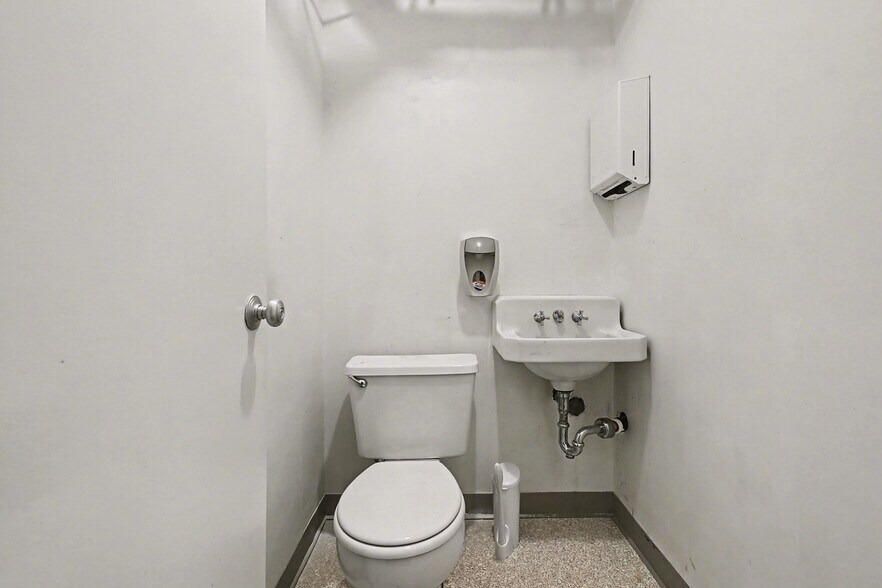 More Photos Of 5519 Northwest Radial Hwy, Omaha Medical For Lease