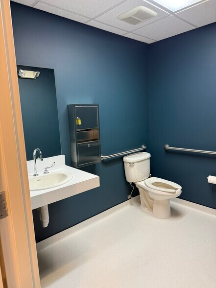 More Photos Of 215 Monmouth Rd, Oakhurst Office For Lease