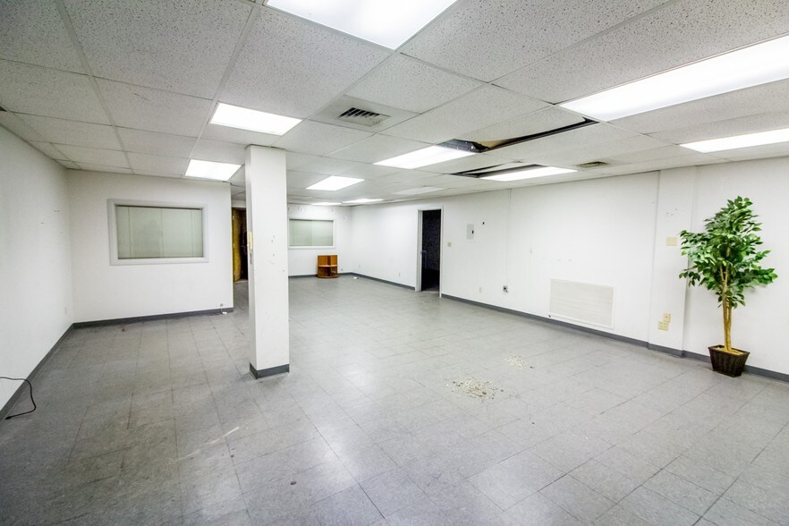 More Photos Of 3800-3812 Euclid Ave, Cleveland Light Manufacturing For Lease