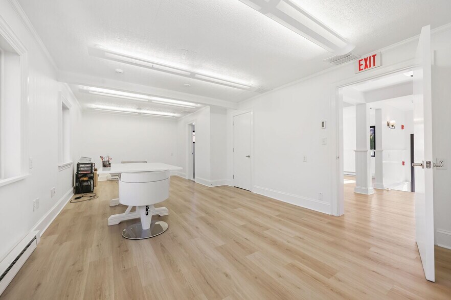 More Photos Of 31 Saint Roch Ave, Greenwich Office Residential For Lease