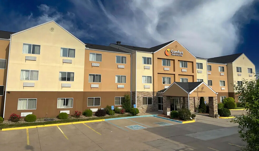 More Photos Of 214 W 9th St, Coralville Hotel For Sale