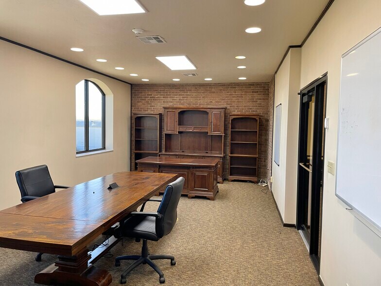 More Photos Of 5600 Philip J Rhoads Ave, Bethany Office For Lease