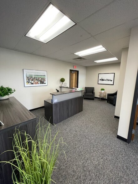 More Photos Of 125 Wolf Rd, Albany Medical For Lease