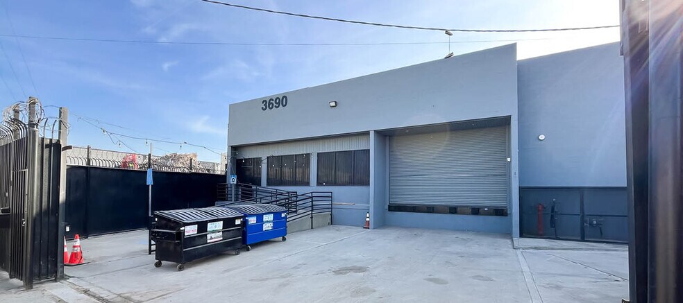 Primary Photo Of 3690 Noakes St, Los Angeles Manufacturing For Sale