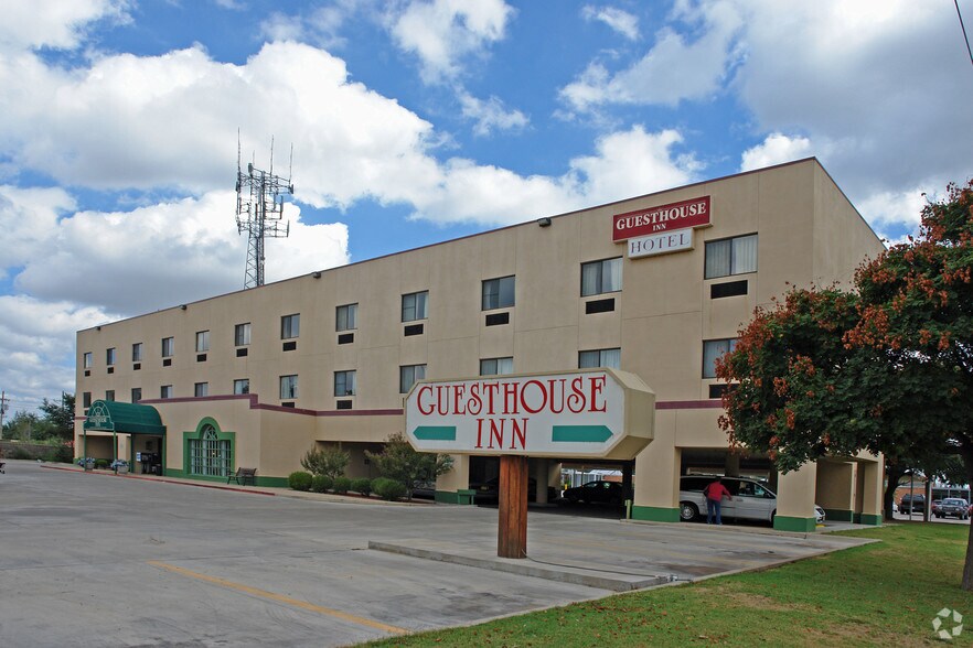 Primary Photo Of 3815 21st St, Lubbock Hotel For Sale