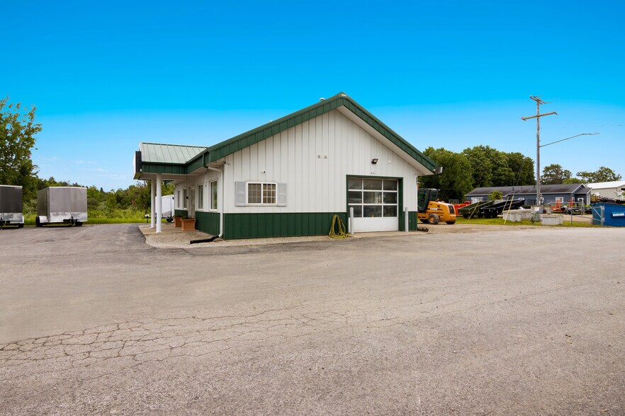 More Photos Of 981 Blue Star Dr, Traverse City Auto Repair For Sale