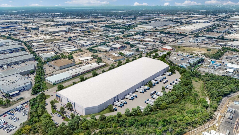 More Photos Of 2801 Wood Dr, Garland Distribution For Lease