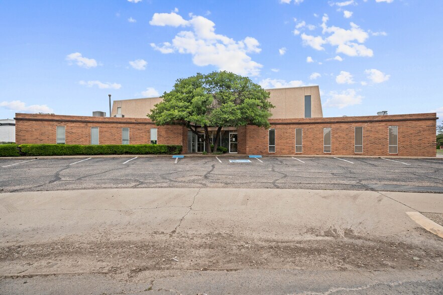 More Photos Of 3305 66th St, Lubbock Office For Sale