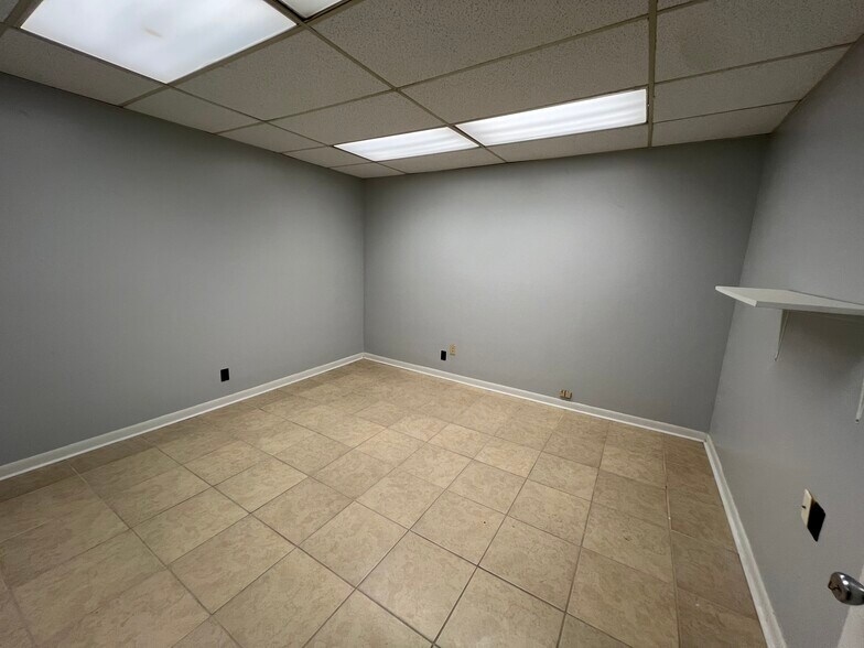 More Photos Of 8610 N Suwanee Ave, Tampa General Retail For Sale