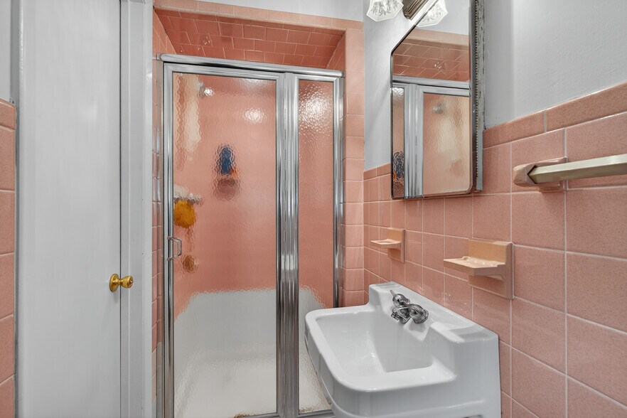More Photos Of 202 Woodland Dr, Lincroft Veterinarian Kennel For Sale