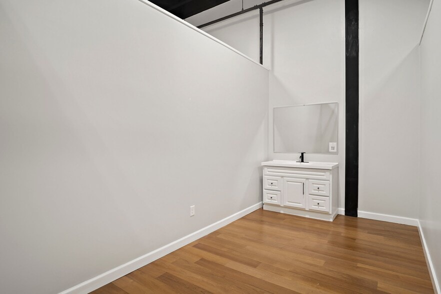 More Photos Of 47 Newbury St, Peabody Freestanding For Lease