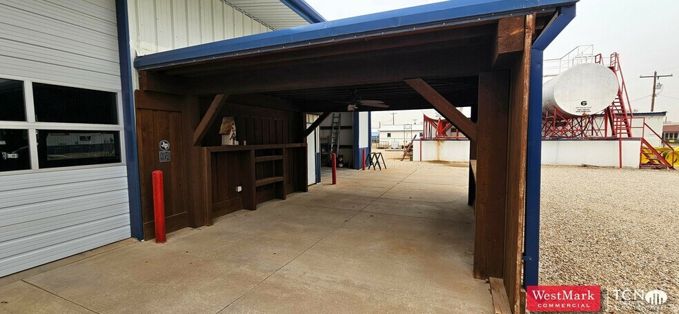 More Photos Of 824 Avenue B, Abernathy Service Station For Sale