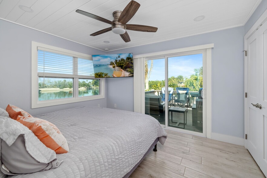 More Photos Of 9022 Midnight Pass Rd, Sarasota Apartments For Sale