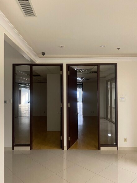More Photos Of 555 Rue Chabanel O, Montréal Office For Sale