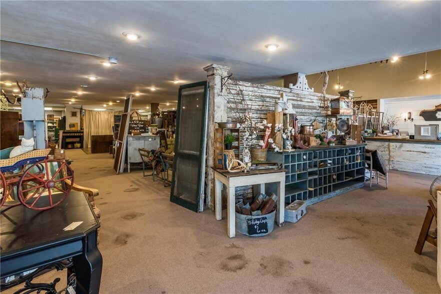 More Photos Of 306 W Main St, Denison Storefront For Sale